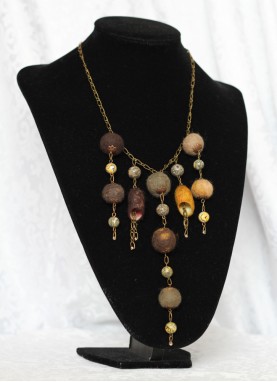 Colier margele lana impaslita si coconi matase , unicat, handmade,Maro