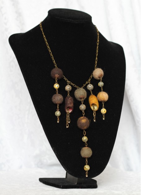 Colier margele lana impaslita si coconi matase , unicat, handmade,Maro