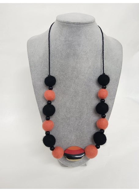 Colier margele lana impaslita, unicat, handmade, Negru-Coral Colier margele lana impaslita, unicat, handmade, Negru-Coral